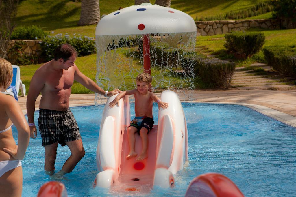 欧罗巴肯兹酒店 阿加迪尔 外观 照片 A child on a water slide